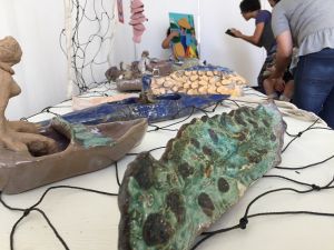 peixes e outra esculturas remetendo ao universo dos pescadores